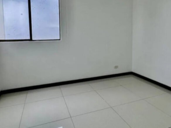 Apartamento En Arriendo En El Poblado Medellín Cerca A Las Palmas Y San Diego 3 Habitaciones, 2 Parqueaderos Y Amplio Balcón Con Espacio Para Mobiliario Exterior Y Vista Panorámica De La Ciudad.