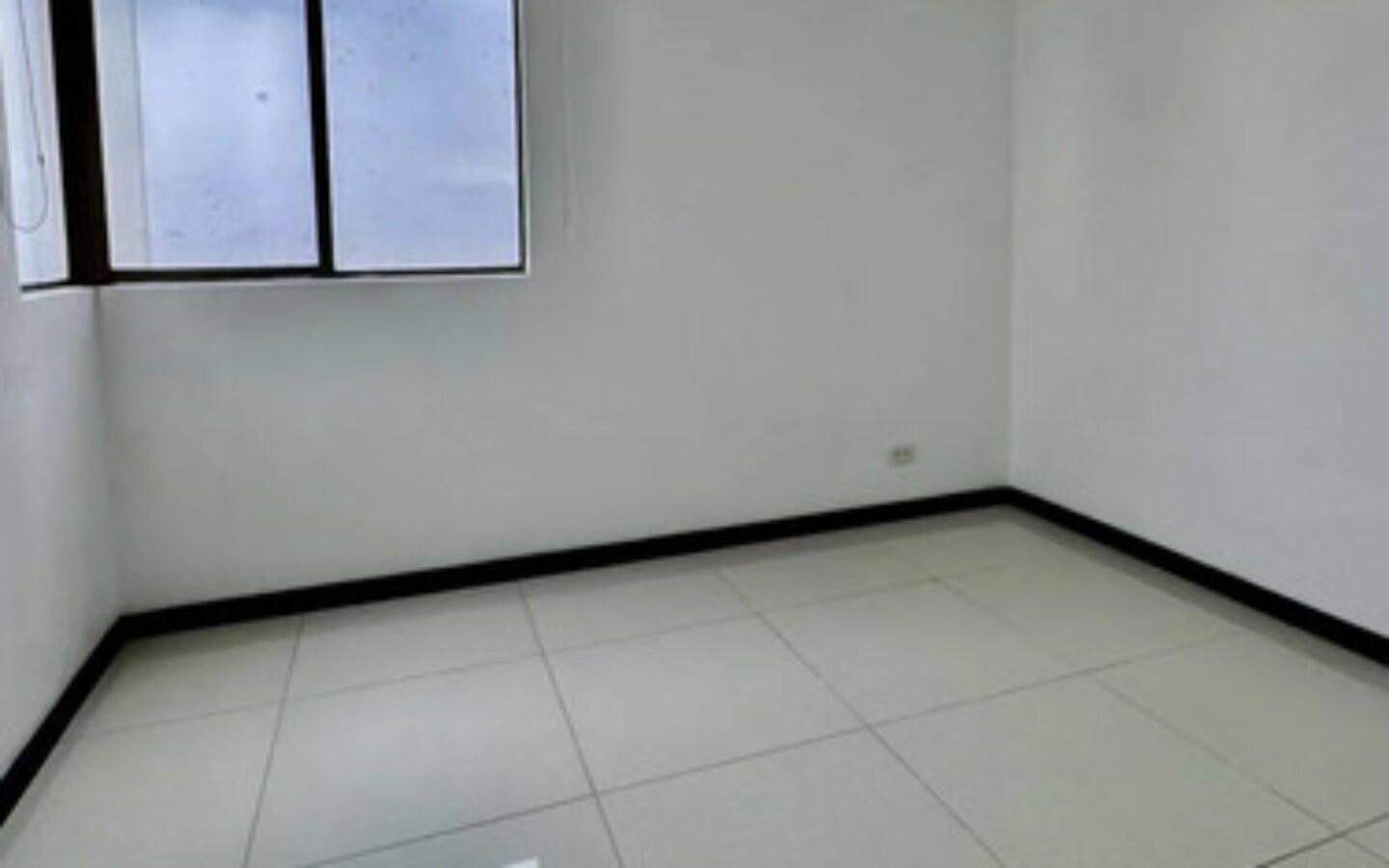 Apartamento En Arriendo En El Poblado Medellín Cerca A Las Palmas Y San Diego 3 Habitaciones, 2 Parqueaderos Y Amplio Balcón Con Espacio Para Mobiliario Exterior Y Vista Panorámica De La Ciudad.