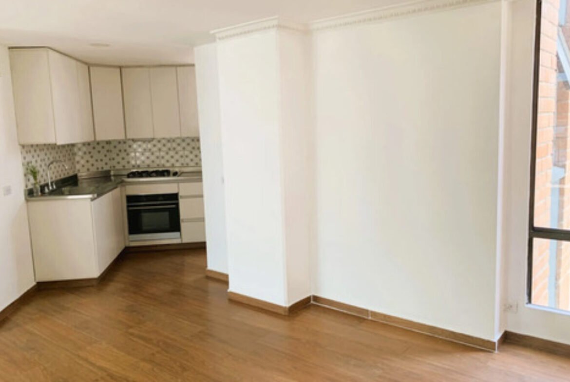 Apartamento De 90 M² En Arriendo. Poblado Sector Cuidad Del Rio, Medellín. Con 3 Habitaciones, Habitación De Servicio, 2 Baños, Parqueadero Cubierto, Cuarto Útil Y Acceso A Completas Zonas Comunes.