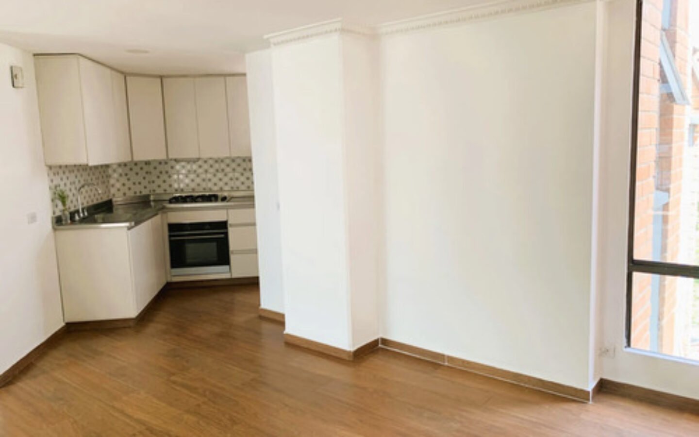 simh-crop-9207-9208 Apartamento De 90 M² En Arriendo. Poblado Sector Cuidad Del Rio, Medellín. Con 3 Habitaciones, Habitación De Servicio, 2 Baños, Parqueadero Cubierto, Cuarto Útil Y Acceso A Completas Zonas Comunes.