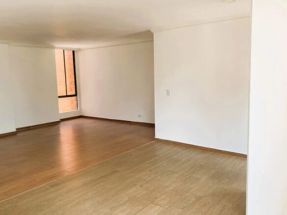 Apartamento De 90 M² En Arriendo. Poblado Sector Cuidad Del Rio, Medellín. Con 3 Habitaciones, Habitación De Servicio, 2 Baños, Parqueadero Cubierto, Cuarto Útil Y Acceso A Completas Zonas Comunes.