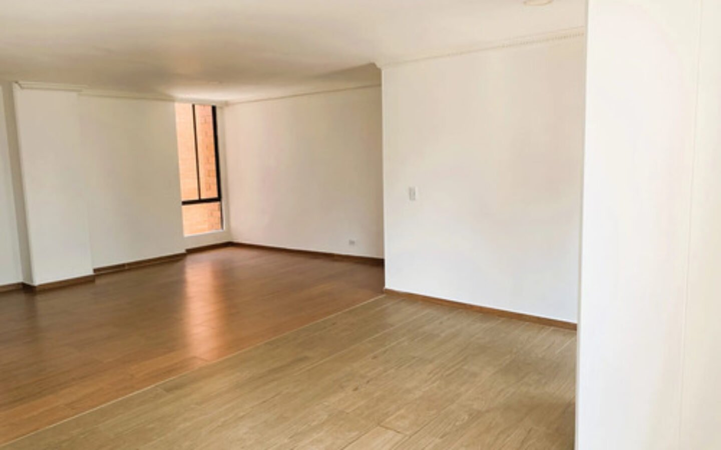 Apartamento De 90 M² En Arriendo. Poblado Sector Cuidad Del Rio, Medellín. Con 3 Habitaciones, Habitación De Servicio, 2 Baños, Parqueadero Cubierto, Cuarto Útil Y Acceso A Completas Zonas Comunes.