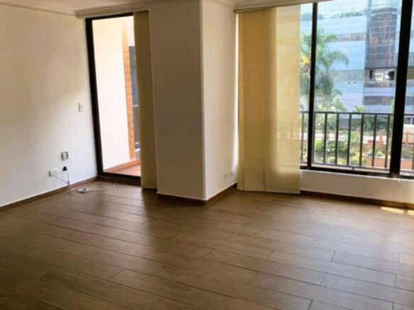 Apartamento De 90 M² En Arriendo. Poblado Sector Cuidad Del Rio, Medellín. Con 3 Habitaciones, Habitación De Servicio, 2 Baños, Parqueadero Cubierto, Cuarto Útil Y Acceso A Completas Zonas Comunes.