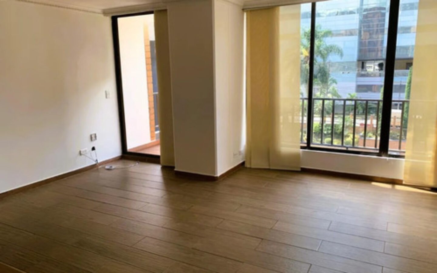 Apartamento De 90 M² En Arriendo. Poblado Sector Cuidad Del Rio, Medellín. Con 3 Habitaciones, Habitación De Servicio, 2 Baños, Parqueadero Cubierto, Cuarto Útil Y Acceso A Completas Zonas Comunes.