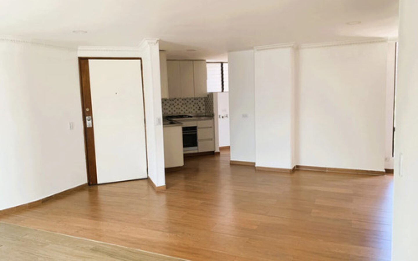 Apartamento De 90 M² En Arriendo. Poblado Sector Cuidad Del Rio, Medellín. Con 3 Habitaciones, Habitación De Servicio, 2 Baños, Parqueadero Cubierto, Cuarto Útil Y Acceso A Completas Zonas Comunes.