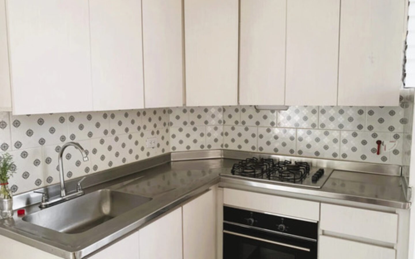 Apartamento De 90 M² En Arriendo. Poblado Sector Cuidad Del Rio, Medellín. Con 3 Habitaciones, Habitación De Servicio, 2 Baños, Parqueadero Cubierto, Cuarto Útil Y Acceso A Completas Zonas Comunes.