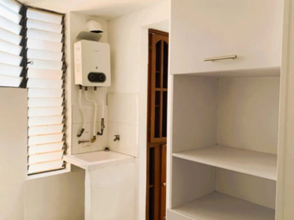 Apartamento De 90 M² En Arriendo. Poblado Sector Cuidad Del Rio, Medellín. Con 3 Habitaciones, Habitación De Servicio, 2 Baños, Parqueadero Cubierto, Cuarto Útil Y Acceso A Completas Zonas Comunes.