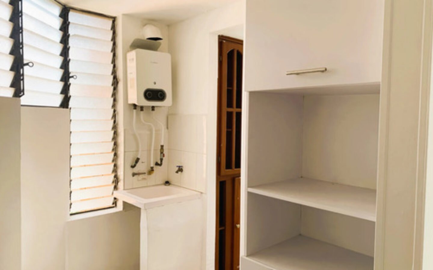 Apartamento De 90 M² En Arriendo. Poblado Sector Cuidad Del Rio, Medellín. Con 3 Habitaciones, Habitación De Servicio, 2 Baños, Parqueadero Cubierto, Cuarto Útil Y Acceso A Completas Zonas Comunes.