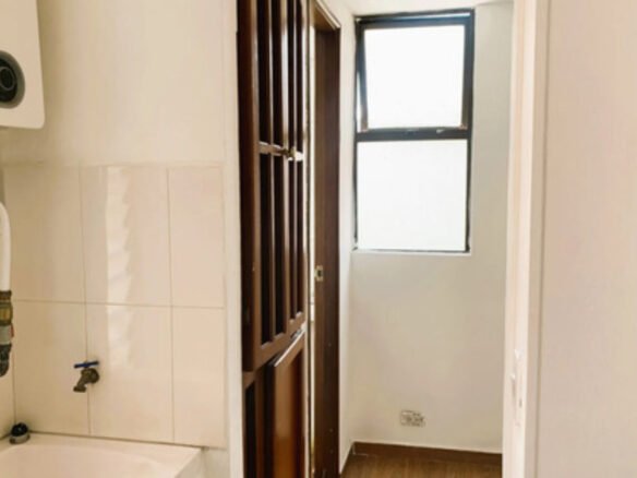 Apartamento De 90 M² En Arriendo. Poblado Sector Cuidad Del Rio, Medellín. Con 3 Habitaciones, Habitación De Servicio, 2 Baños, Parqueadero Cubierto, Cuarto Útil Y Acceso A Completas Zonas Comunes.