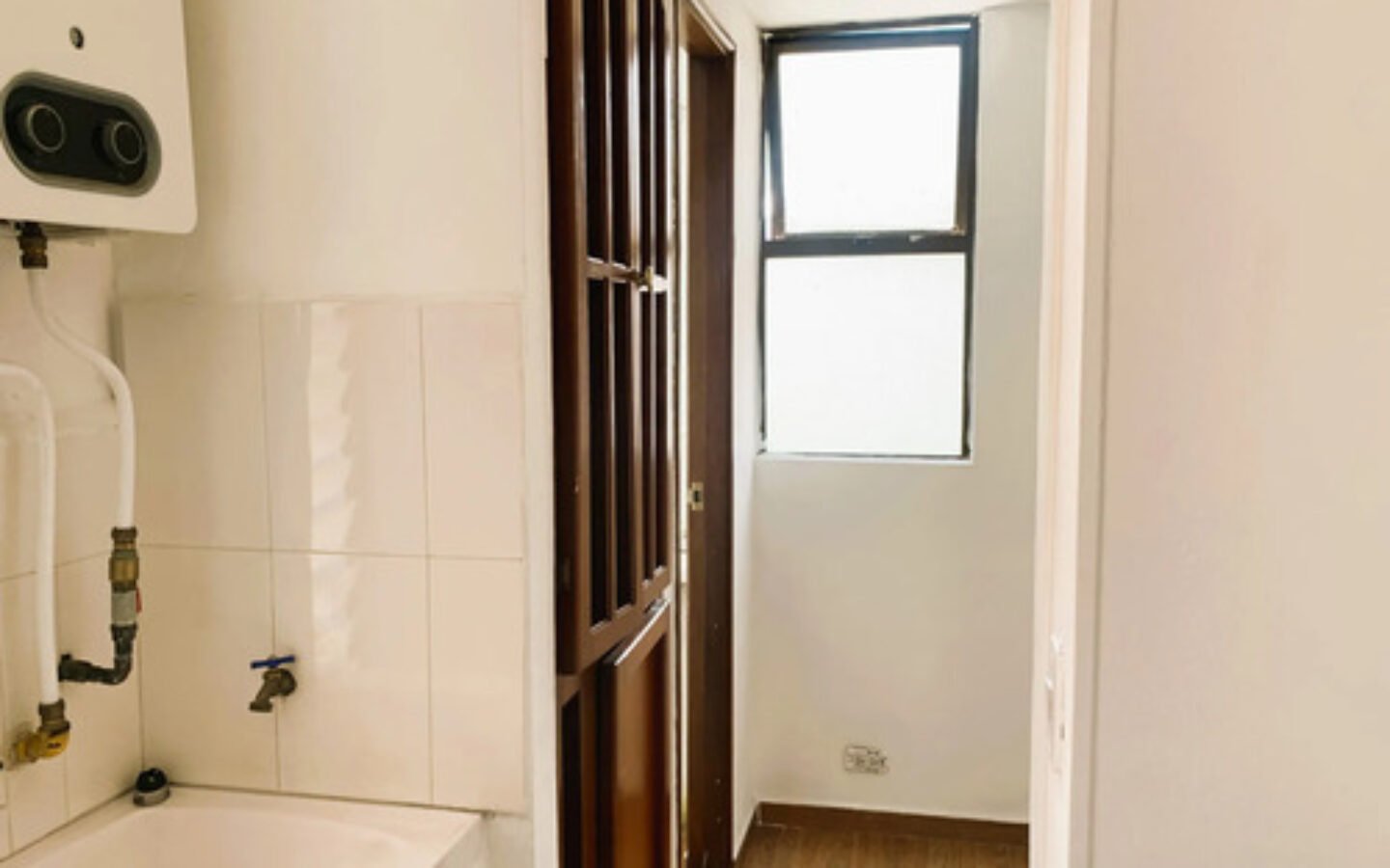 Apartamento De 90 M² En Arriendo. Poblado Sector Cuidad Del Rio, Medellín. Con 3 Habitaciones, Habitación De Servicio, 2 Baños, Parqueadero Cubierto, Cuarto Útil Y Acceso A Completas Zonas Comunes.