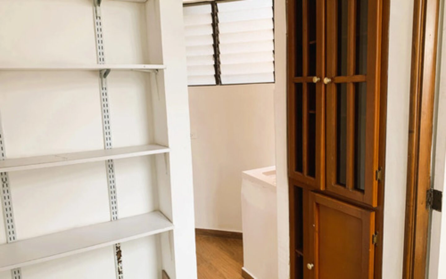 Apartamento De 90 M² En Arriendo. Poblado Sector Cuidad Del Rio, Medellín. Con 3 Habitaciones, Habitación De Servicio, 2 Baños, Parqueadero Cubierto, Cuarto Útil Y Acceso A Completas Zonas Comunes.