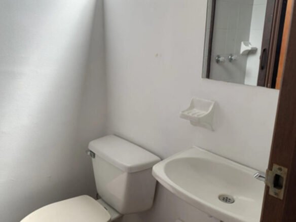 Apartamento De 90 M² En Arriendo. Poblado Sector Cuidad Del Rio, Medellín. Con 3 Habitaciones, Habitación De Servicio, 2 Baños, Parqueadero Cubierto, Cuarto Útil Y Acceso A Completas Zonas Comunes.