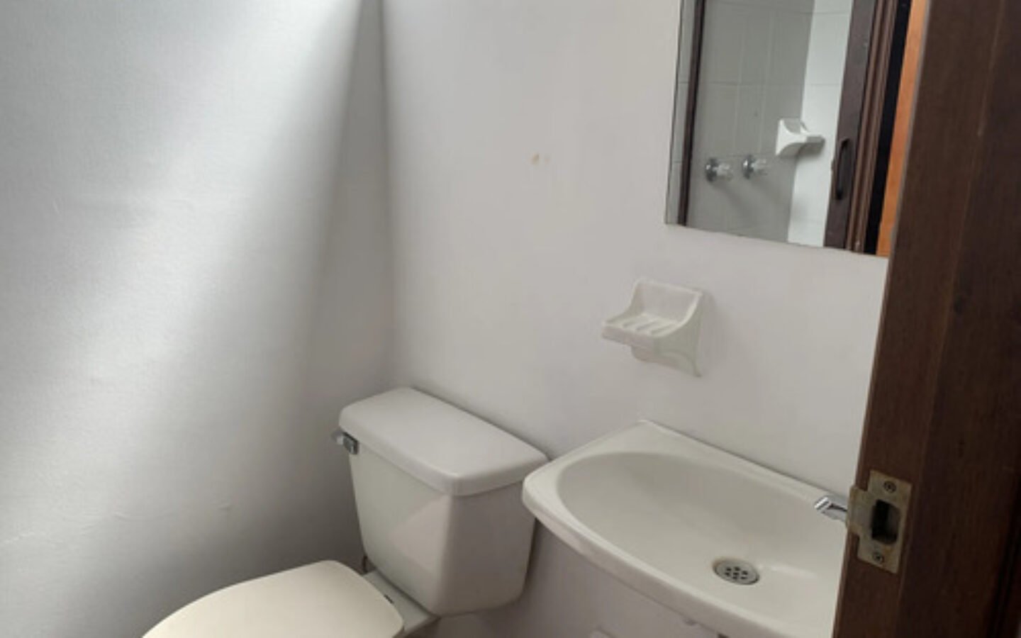 Apartamento De 90 M² En Arriendo. Poblado Sector Cuidad Del Rio, Medellín. Con 3 Habitaciones, Habitación De Servicio, 2 Baños, Parqueadero Cubierto, Cuarto Útil Y Acceso A Completas Zonas Comunes.