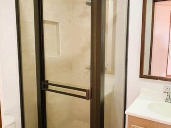 Apartamento De 90 M² En Arriendo. Poblado Sector Cuidad Del Rio, Medellín. Con 3 Habitaciones, Habitación De Servicio, 2 Baños, Parqueadero Cubierto, Cuarto Útil Y Acceso A Completas Zonas Comunes.