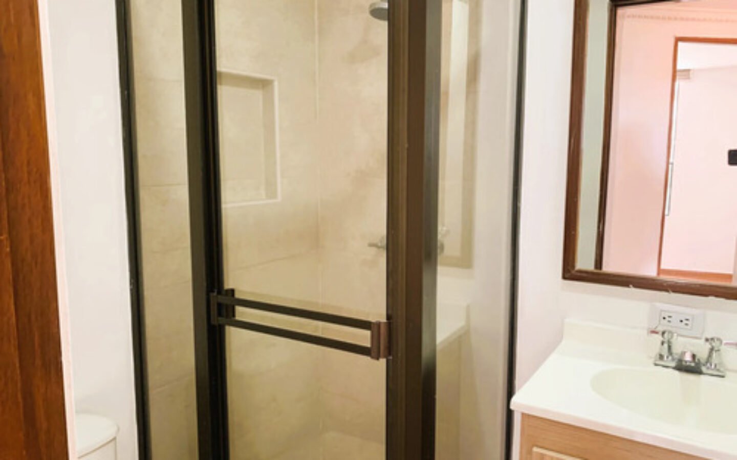 Apartamento De 90 M² En Arriendo. Poblado Sector Cuidad Del Rio, Medellín. Con 3 Habitaciones, Habitación De Servicio, 2 Baños, Parqueadero Cubierto, Cuarto Útil Y Acceso A Completas Zonas Comunes.