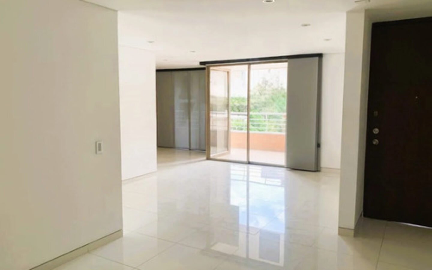 Apartamento En Arriendo En El Poblado En El Sector De Patio Bonito, Medellín. Negociable | 136 M2 3 Habitaciones + Servicio Cerca De Oviedo Y Santafé.