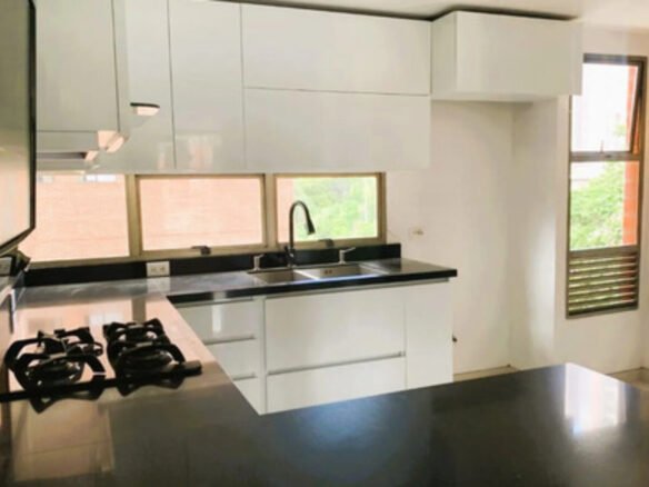 Apartamento En Arriendo En El Poblado En El Sector De Patio Bonito, Medellín. Negociable | 136 M2 3 Habitaciones + Servicio Cerca De Oviedo Y Santafé.