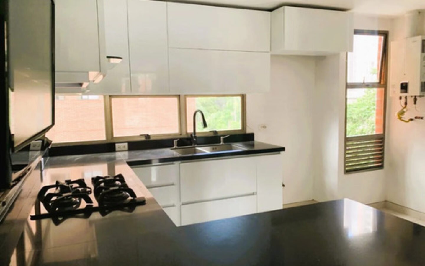 Apartamento En Arriendo En El Poblado En El Sector De Patio Bonito, Medellín. Negociable | 136 M2 3 Habitaciones + Servicio Cerca De Oviedo Y Santafé.