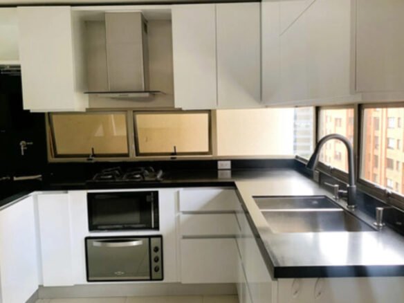 Apartamento En Arriendo En El Poblado En El Sector De Patio Bonito, Medellín. Negociable | 136 M2 3 Habitaciones + Servicio Cerca De Oviedo Y Santafé.