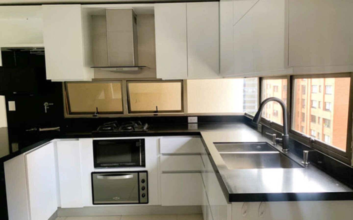 Apartamento En Arriendo En El Poblado En El Sector De Patio Bonito, Medellín. Negociable | 136 M2 3 Habitaciones + Servicio Cerca De Oviedo Y Santafé.