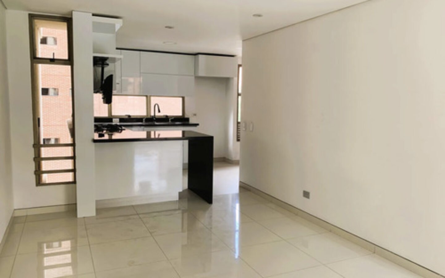 Apartamento En Arriendo En El Poblado En El Sector De Patio Bonito, Medellín. Negociable | 136 M2 3 Habitaciones + Servicio Cerca De Oviedo Y Santafé.