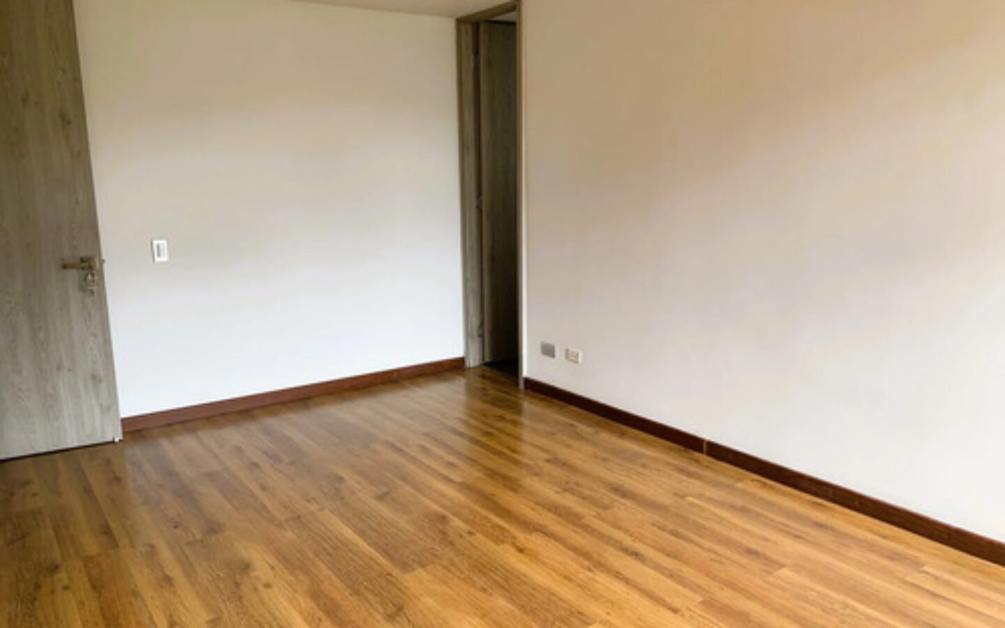 Apartamento En Arriendo En El Poblado En El Sector De Patio Bonito, Medellín. Negociable | 136 M2 3 Habitaciones + Servicio Cerca De Oviedo Y Santafé.