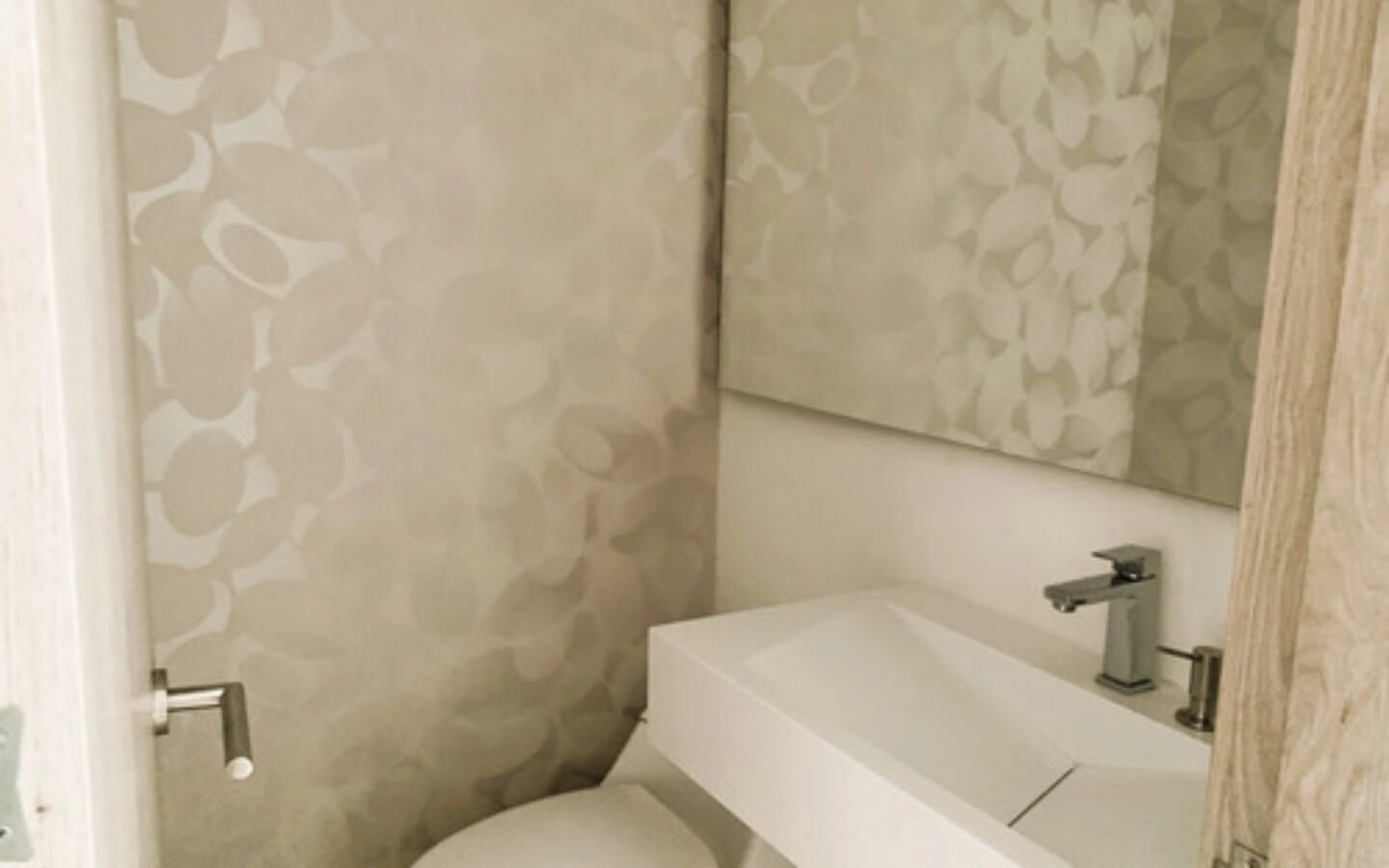 Apartamento En Arriendo En El Poblado En El Sector De Patio Bonito, Medellín. Negociable | 136 M2 3 Habitaciones + Servicio Cerca De Oviedo Y Santafé.