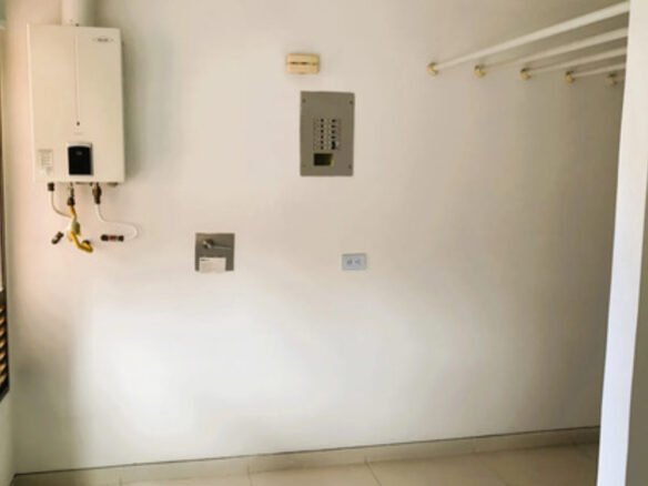 Apartamento En Arriendo En El Poblado En El Sector De Patio Bonito, Medellín. Negociable | 136 M2 3 Habitaciones + Servicio Cerca De Oviedo Y Santafé.