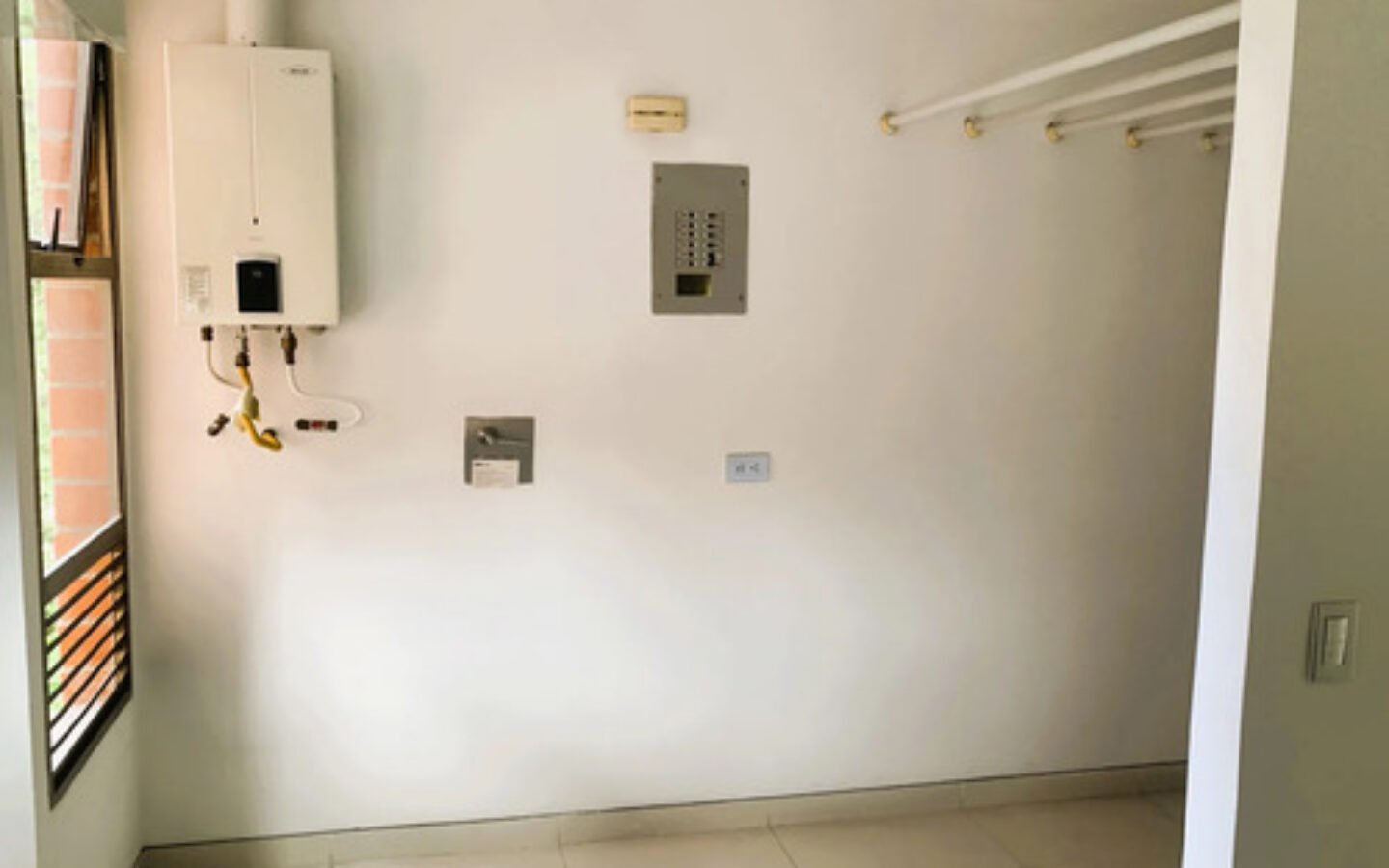 Apartamento En Arriendo En El Poblado En El Sector De Patio Bonito, Medellín. Negociable | 136 M2 3 Habitaciones + Servicio Cerca De Oviedo Y Santafé.
