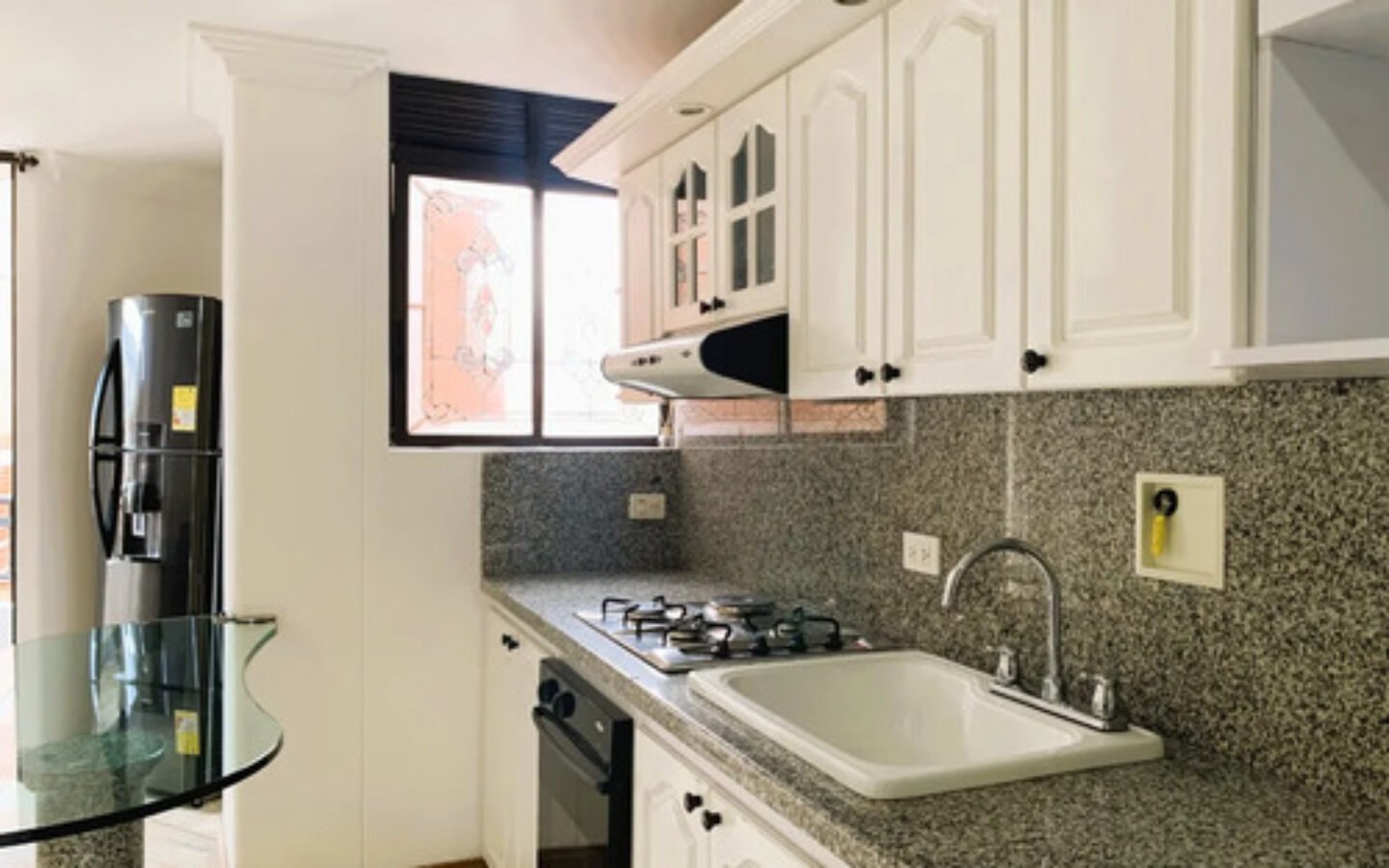 simh-crop-9234-9237 Apartamento Amoblado De 51 M² En Arriendo En Laureles. Con 1 Habitación, 2 Baños, Parqueadero Y Dotación Completa. Excelente Ubicación Cerca Del Segundo Parque, La Avenida Nutibara, Upb