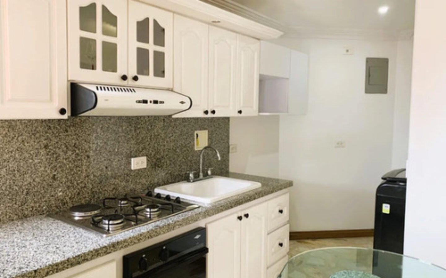 Apartamento Amoblado De 51 M² En Arriendo En Laureles. Con 1 Habitación, 2 Baños, Parqueadero Y Dotación Completa. Excelente Ubicación Cerca Del Segundo Parque, La Avenida Nutibara, Upb