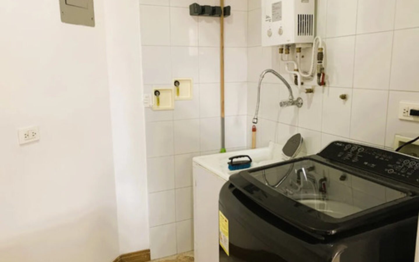 Apartamento Amoblado De 51 M² En Arriendo En Laureles. Con 1 Habitación, 2 Baños, Parqueadero Y Dotación Completa. Excelente Ubicación Cerca Del Segundo Parque, La Avenida Nutibara, Upb