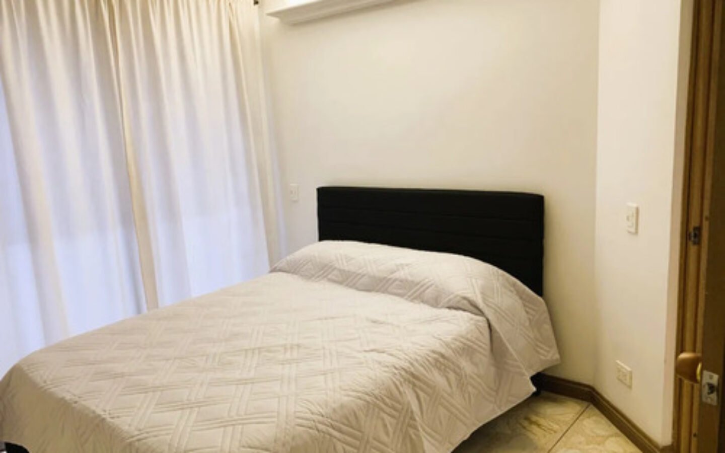 Apartamento Amoblado De 51 M² En Arriendo En Laureles. Con 1 Habitación, 2 Baños, Parqueadero Y Dotación Completa. Excelente Ubicación Cerca Del Segundo Parque, La Avenida Nutibara, Upb