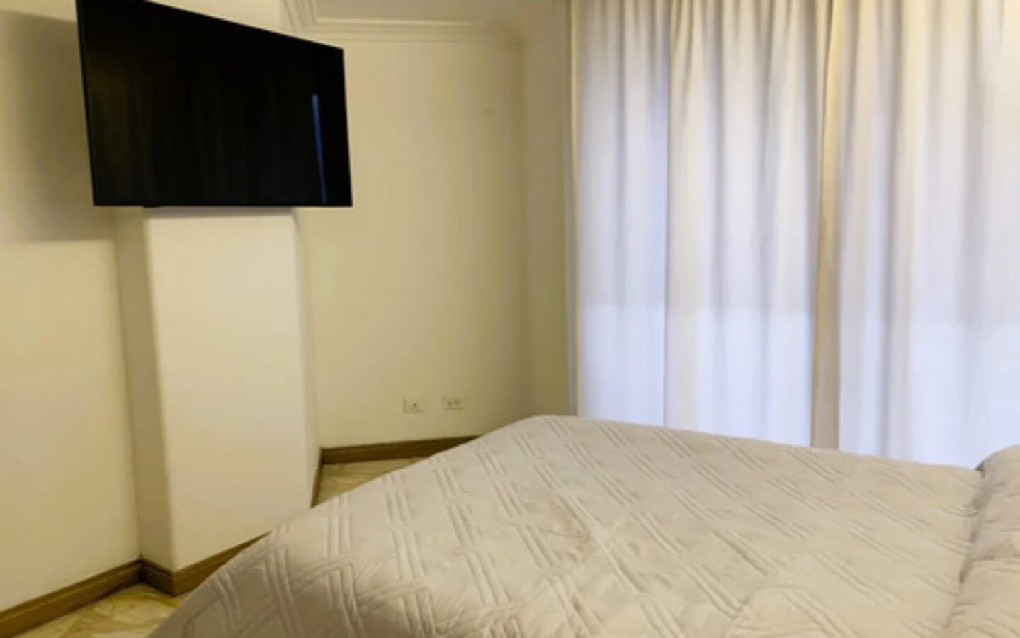 Apartamento Amoblado De 51 M² En Arriendo En Laureles. Con 1 Habitación, 2 Baños, Parqueadero Y Dotación Completa. Excelente Ubicación Cerca Del Segundo Parque, La Avenida Nutibara, Upb