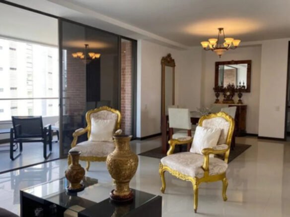 Apartamento Amoblado En El Poblado Para Ejecutivos. 150 M2, Estudio, 3 Habitaciones Más Servicio, 2 Parqueaderos Y Acceso Rápido A Provenza, Milla De Oro Y Las Palmas.