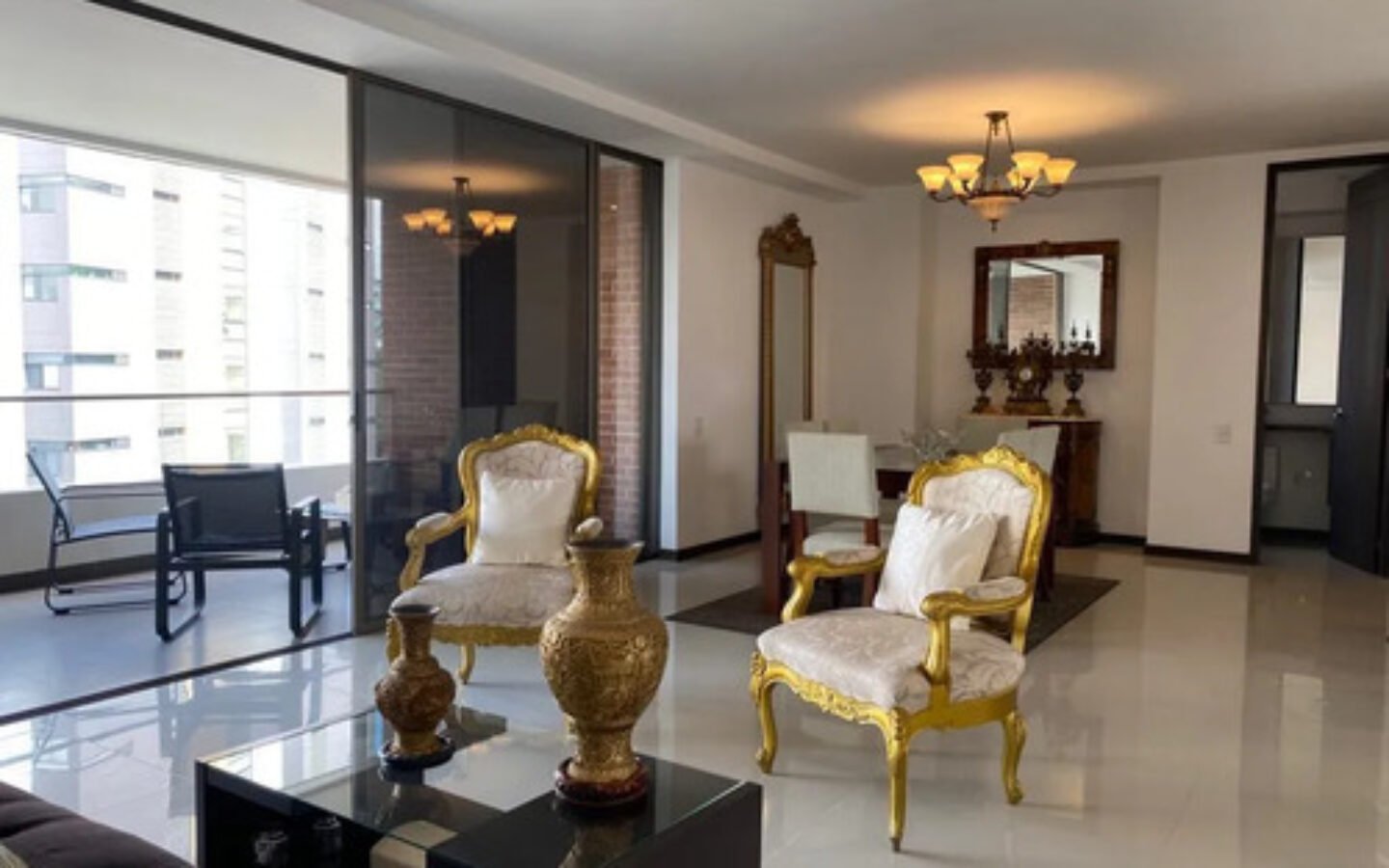 simh-crop-9246-9251 Apartamento Amoblado En El Poblado Para Ejecutivos. 150 M2, Estudio, 3 Habitaciones Más Servicio, 2 Parqueaderos Y Acceso Rápido A Provenza, Milla De Oro Y Las Palmas.