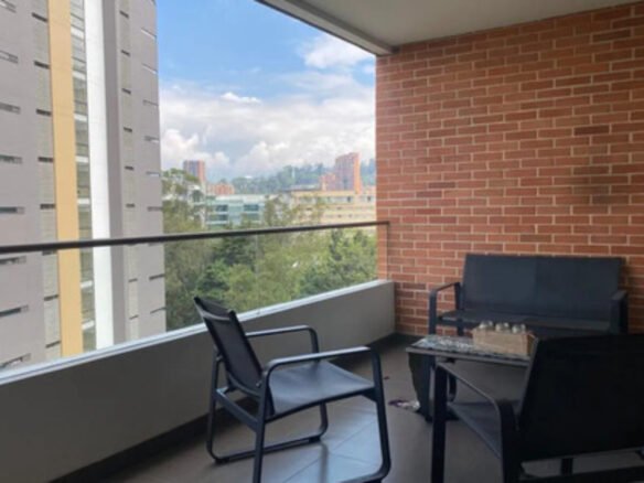 Apartamento Amoblado En El Poblado Para Ejecutivos. 150 M2, Estudio, 3 Habitaciones Más Servicio, 2 Parqueaderos Y Acceso Rápido A Provenza, Milla De Oro Y Las Palmas.