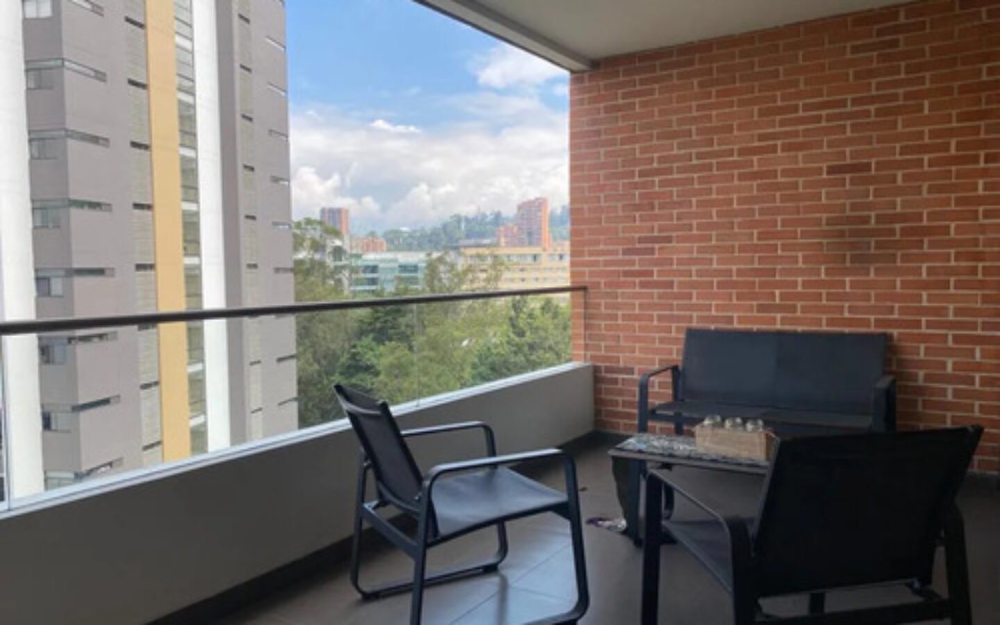 Apartamento Amoblado En El Poblado Para Ejecutivos. 150 M2, Estudio, 3 Habitaciones Más Servicio, 2 Parqueaderos Y Acceso Rápido A Provenza, Milla De Oro Y Las Palmas.