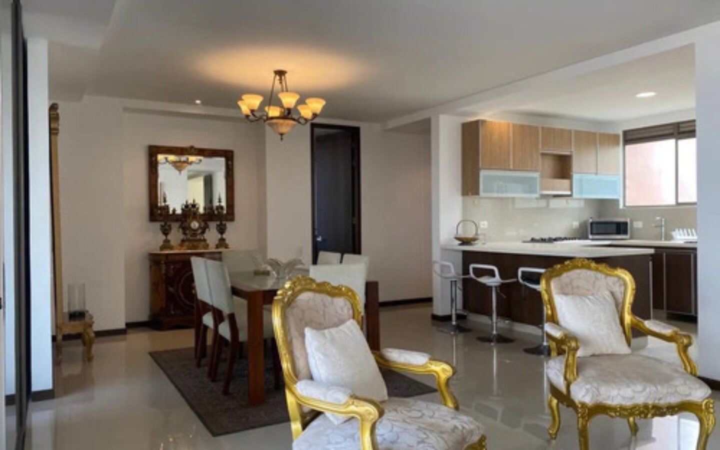 Apartamento Amoblado En El Poblado Para Ejecutivos. 150 M2, Estudio, 3 Habitaciones Más Servicio, 2 Parqueaderos Y Acceso Rápido A Provenza, Milla De Oro Y Las Palmas.