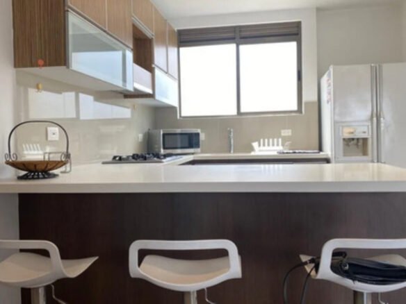Apartamento Amoblado En El Poblado Para Ejecutivos. 150 M2, Estudio, 3 Habitaciones Más Servicio, 2 Parqueaderos Y Acceso Rápido A Provenza, Milla De Oro Y Las Palmas.