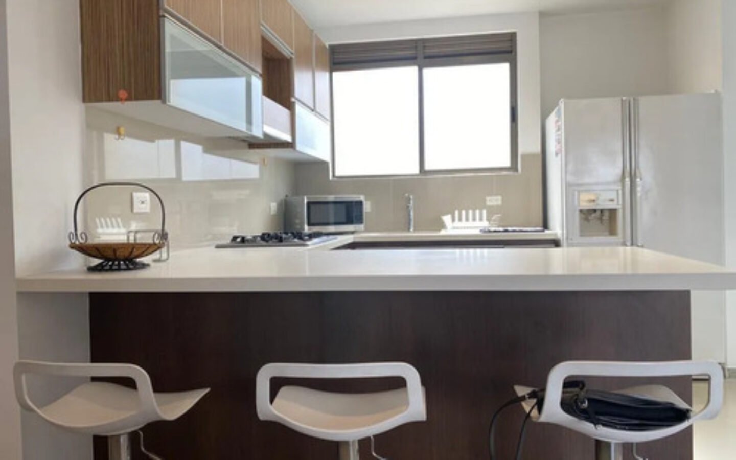 Apartamento Amoblado En El Poblado Para Ejecutivos. 150 M2, Estudio, 3 Habitaciones Más Servicio, 2 Parqueaderos Y Acceso Rápido A Provenza, Milla De Oro Y Las Palmas.