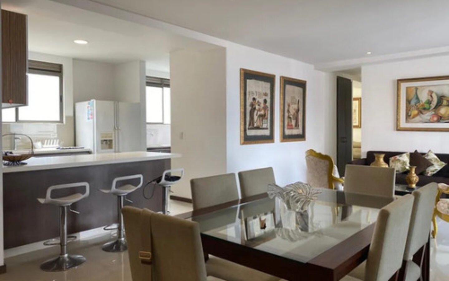 Apartamento Amoblado En El Poblado Para Ejecutivos. 150 M2, Estudio, 3 Habitaciones Más Servicio, 2 Parqueaderos Y Acceso Rápido A Provenza, Milla De Oro Y Las Palmas.