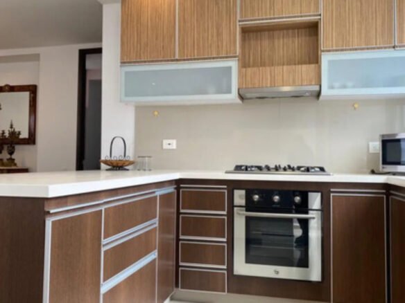 Apartamento Amoblado En El Poblado Para Ejecutivos. 150 M2, Estudio, 3 Habitaciones Más Servicio, 2 Parqueaderos Y Acceso Rápido A Provenza, Milla De Oro Y Las Palmas.