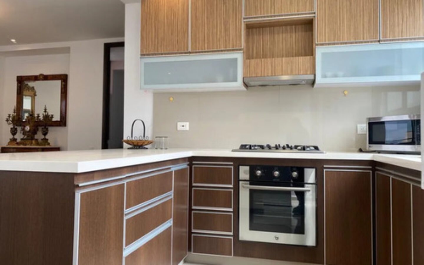 Apartamento Amoblado En El Poblado Para Ejecutivos. 150 M2, Estudio, 3 Habitaciones Más Servicio, 2 Parqueaderos Y Acceso Rápido A Provenza, Milla De Oro Y Las Palmas.