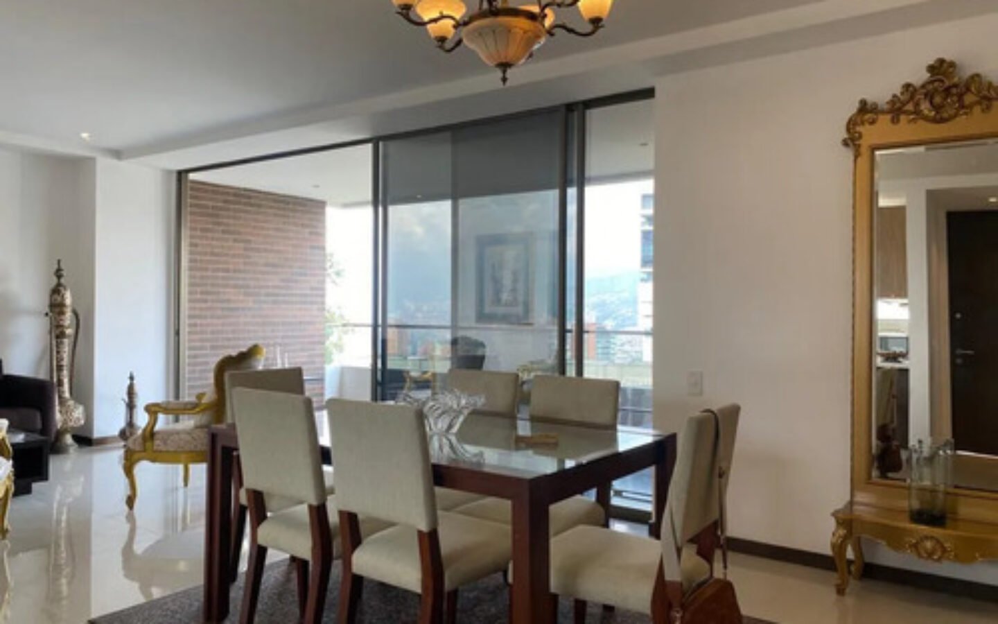 Apartamento Amoblado En El Poblado Para Ejecutivos. 150 M2, Estudio, 3 Habitaciones Más Servicio, 2 Parqueaderos Y Acceso Rápido A Provenza, Milla De Oro Y Las Palmas.