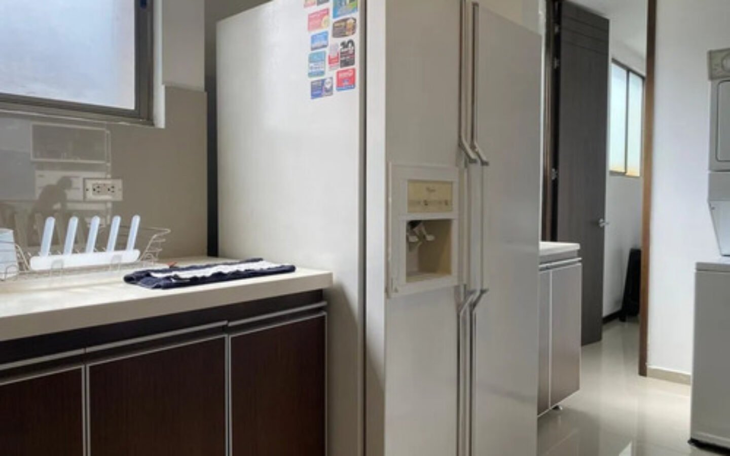 Apartamento Amoblado En El Poblado Para Ejecutivos. 150 M2, Estudio, 3 Habitaciones Más Servicio, 2 Parqueaderos Y Acceso Rápido A Provenza, Milla De Oro Y Las Palmas.