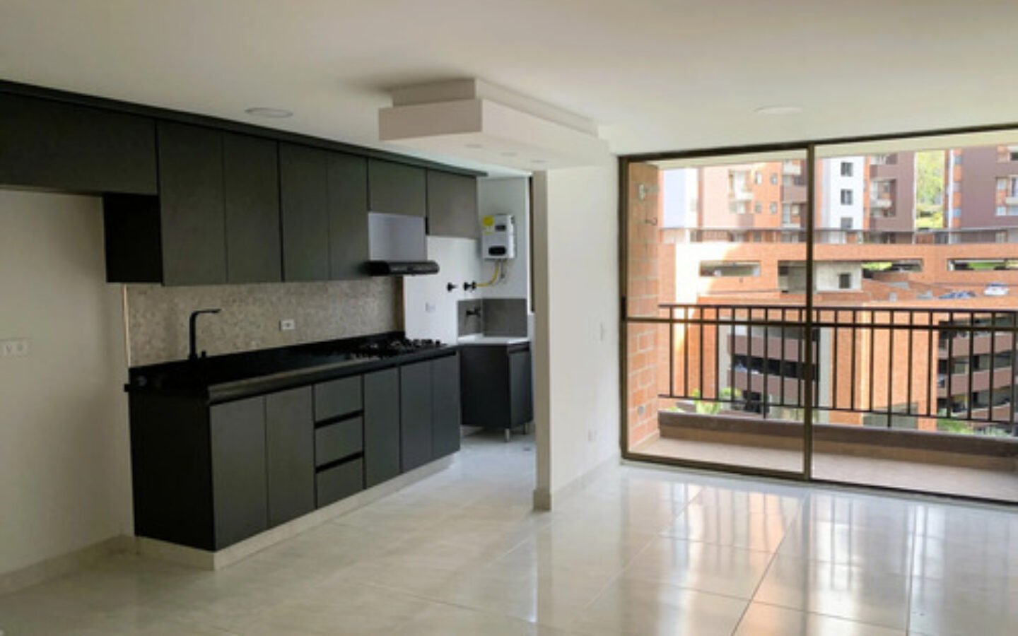 Apartamento Remodelado En Venta En Rodeo Alto Medellín | 60 M2, Con 3 Habitaciones, 2 Baños, Balcón, Parqueadero Privado Unidad Con Piscina, Gimnasio, Cancha Múltiple Y Vigilancia 24 Horas.
