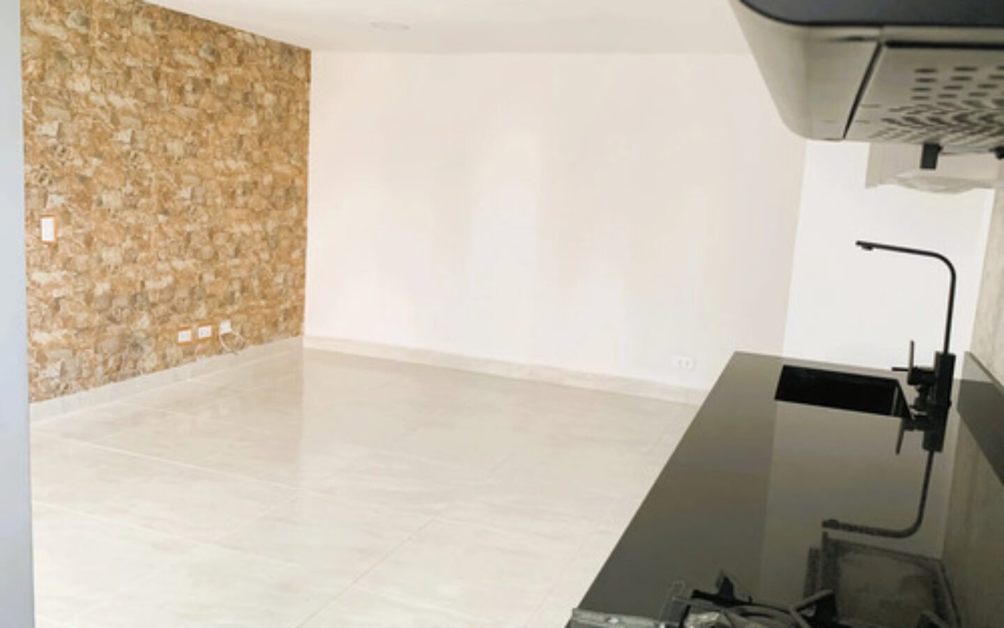 Apartamento Remodelado En Venta En Rodeo Alto Medellín | 60 M2, Con 3 Habitaciones, 2 Baños, Balcón, Parqueadero Privado Unidad Con Piscina, Gimnasio, Cancha Múltiple Y Vigilancia 24 Horas.