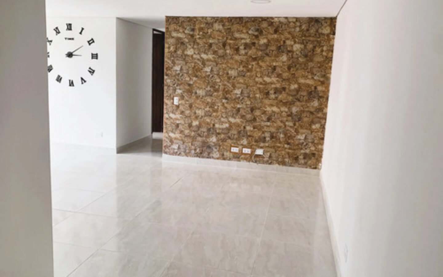 Apartamento Remodelado En Venta En Rodeo Alto Medellín | 60 M2, Con 3 Habitaciones, 2 Baños, Balcón, Parqueadero Privado Unidad Con Piscina, Gimnasio, Cancha Múltiple Y Vigilancia 24 Horas.