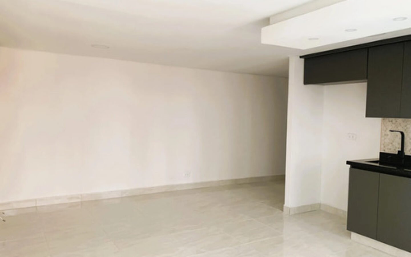 Apartamento Remodelado En Venta En Rodeo Alto Medellín | 60 M2, Con 3 Habitaciones, 2 Baños, Balcón, Parqueadero Privado Unidad Con Piscina, Gimnasio, Cancha Múltiple Y Vigilancia 24 Horas.